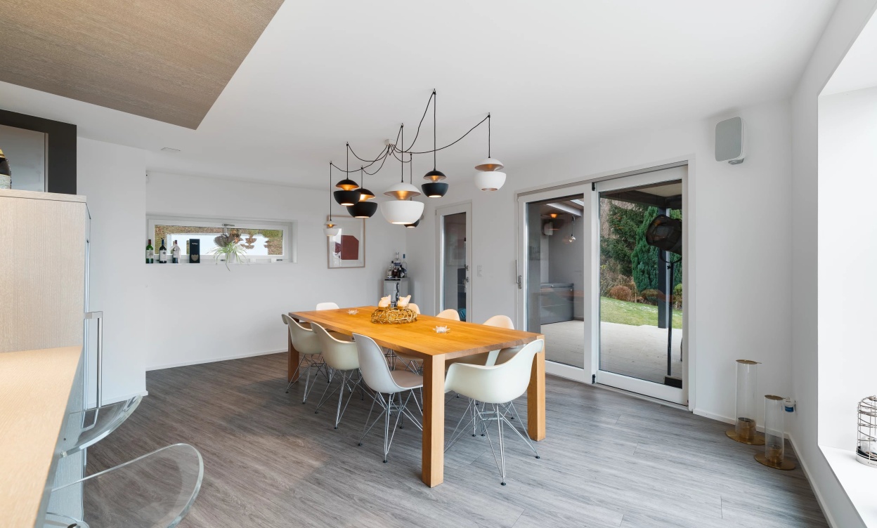 Propriété moderne avec piscine et vue dégagée sur le lac image