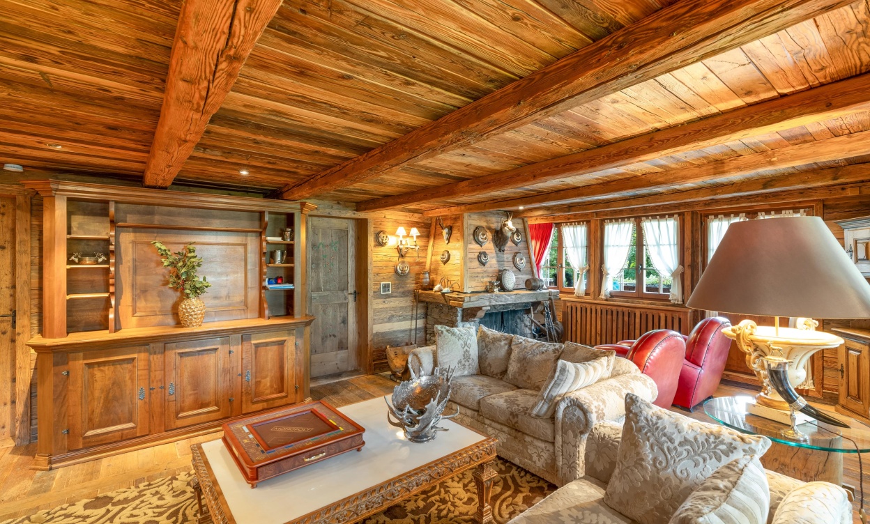 Exceptional Chalet Just Steps from the Crans-Montana Golf Course image