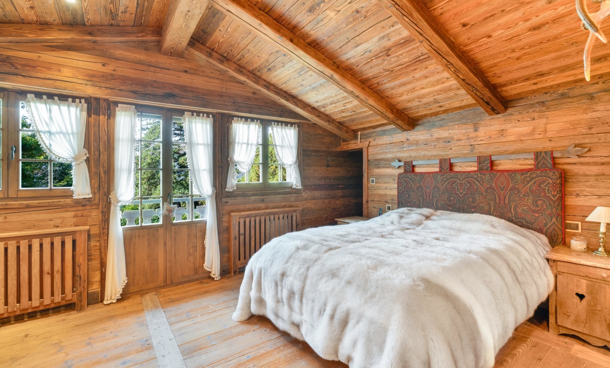 Exceptional Chalet Just Steps from the Crans-Montana Golf Course image