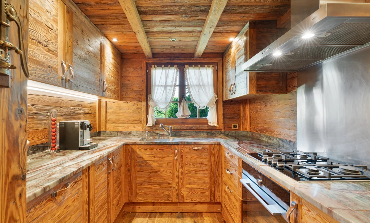 Exceptional Chalet Just Steps from the Crans-Montana Golf Course image