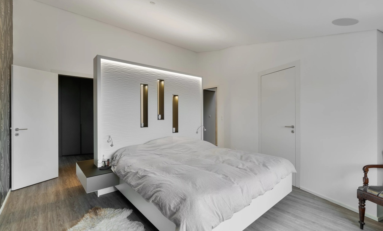 Propriété moderne avec piscine et vue dégagée sur le lac image