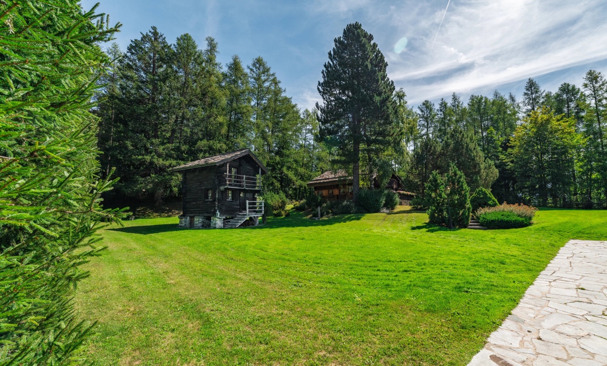 Exceptional Chalet Just Steps from the Crans-Montana Golf Course image