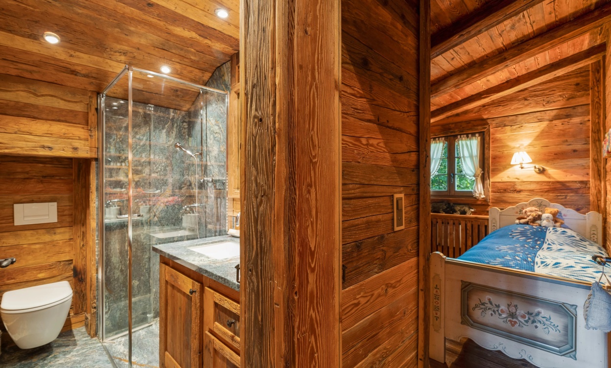 Exceptional Chalet Just Steps from the Crans-Montana Golf Course image
