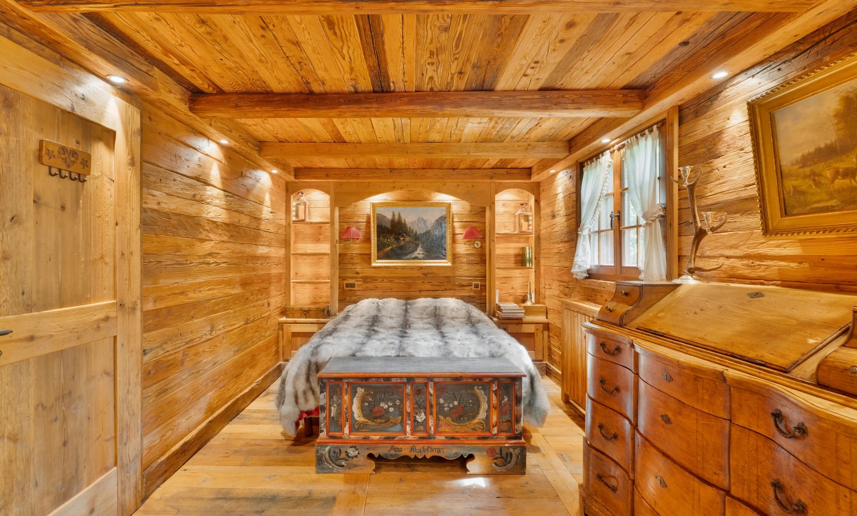 Exceptional Chalet Just Steps from the Crans-Montana Golf Course image