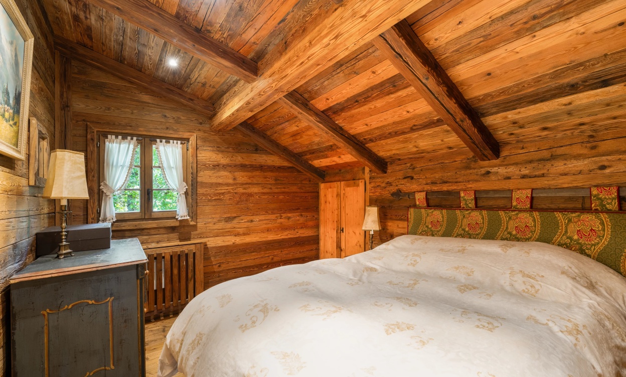 Exceptional Chalet Just Steps from the Crans-Montana Golf Course image