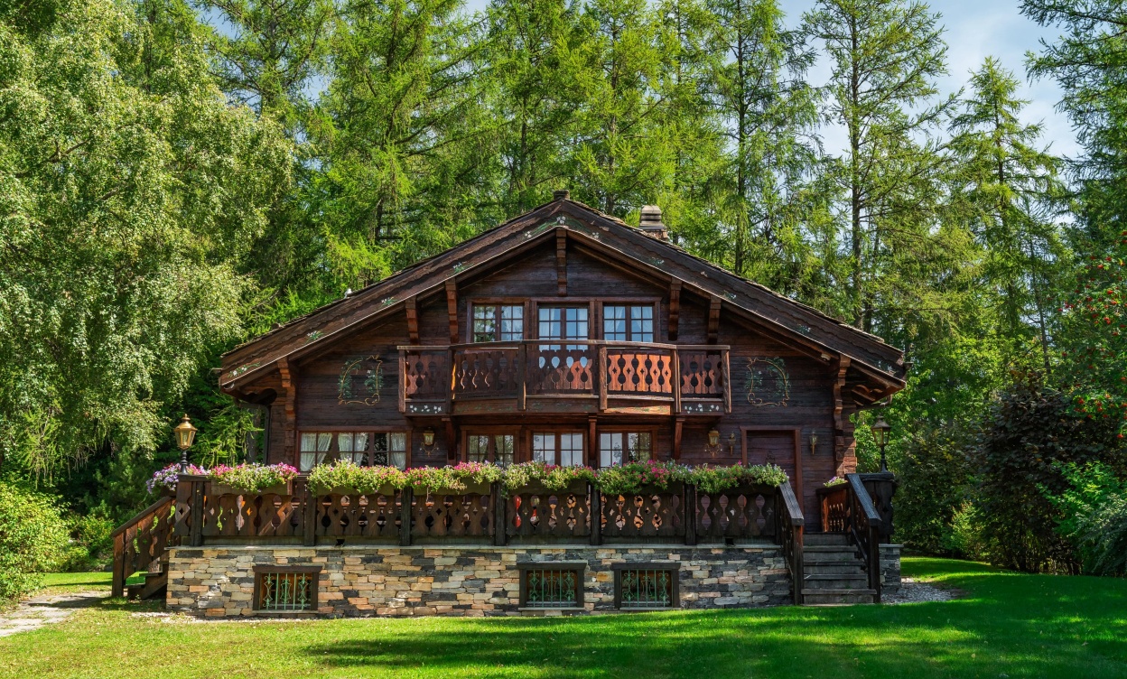 Exceptional Chalet Just Steps from the Crans-Montana Golf Course image