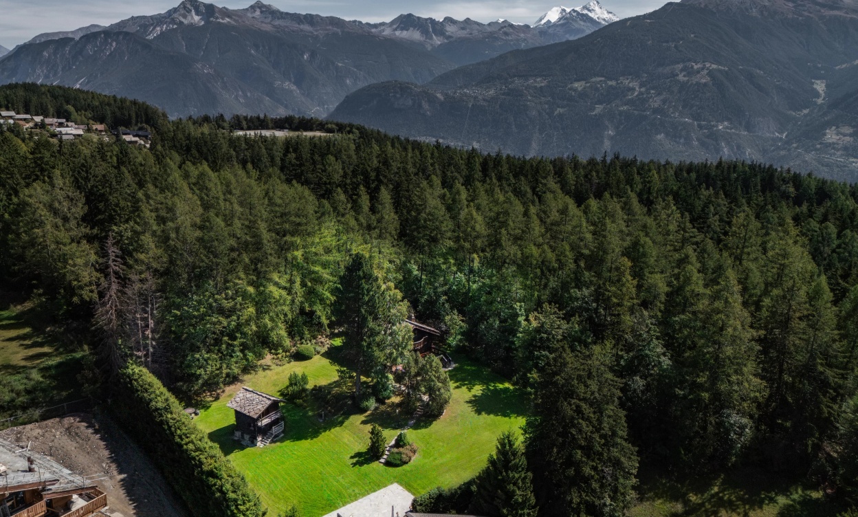 Exceptional Chalet Just Steps from the Crans-Montana Golf Course image
