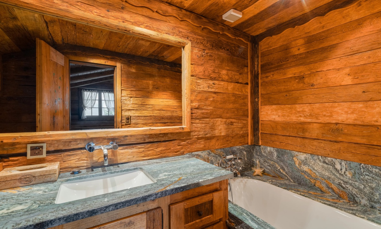 Exceptional Chalet Just Steps from the Crans-Montana Golf Course image