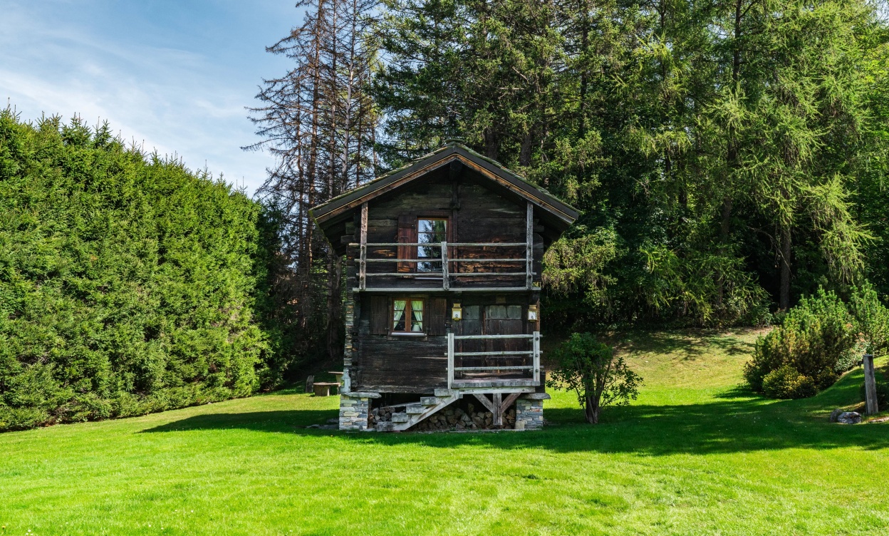 Exceptional Chalet Just Steps from the Crans-Montana Golf Course image