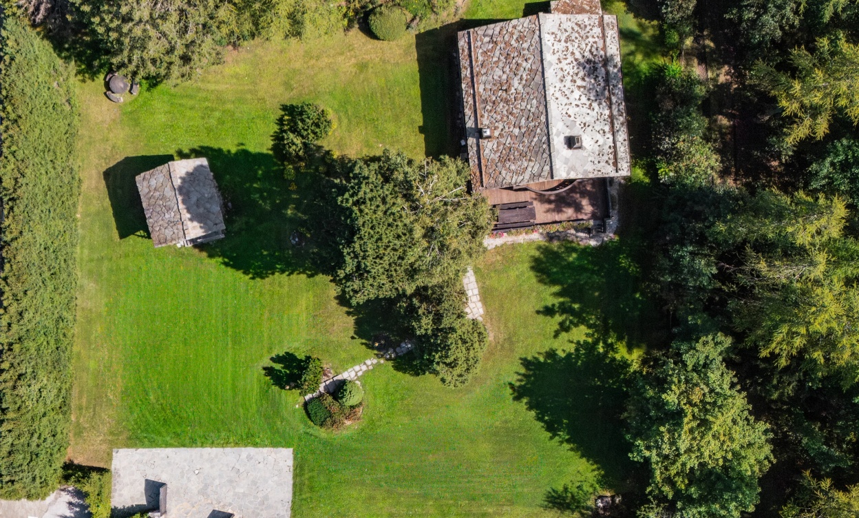 Exceptional Chalet Just Steps from the Crans-Montana Golf Course image