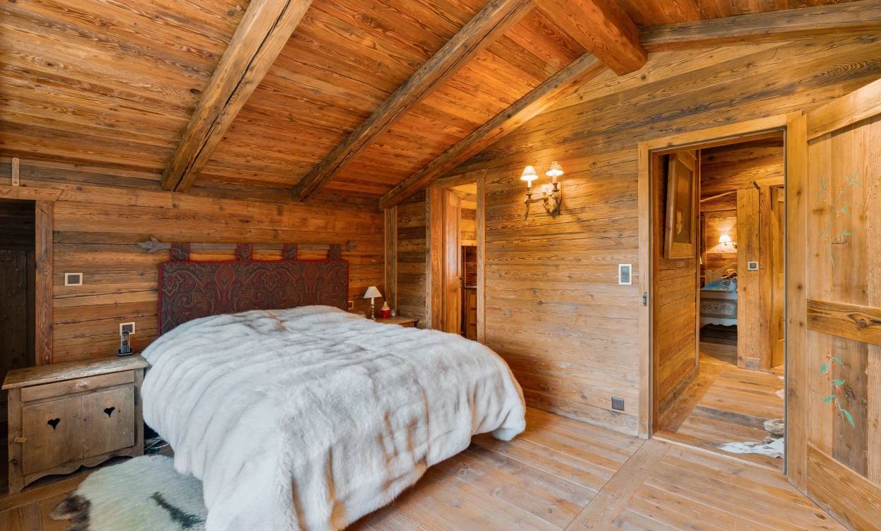 Exceptional Chalet Just Steps from the Crans-Montana Golf Course image