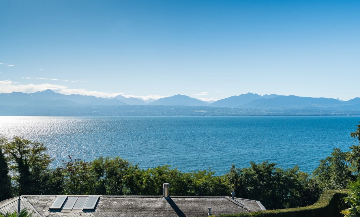 Une villa de maître sur les rives du Léman – prestige, volumes et lumière image