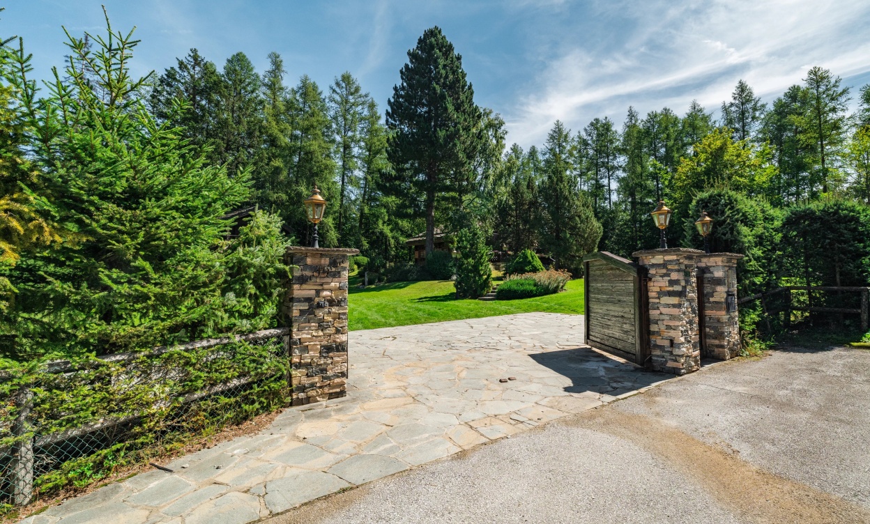 Exceptional Chalet Just Steps from the Crans-Montana Golf Course image