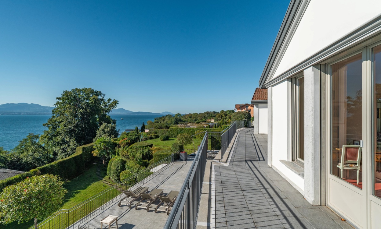 Une villa de maître sur les rives du Léman – prestige, volumes et lumière image