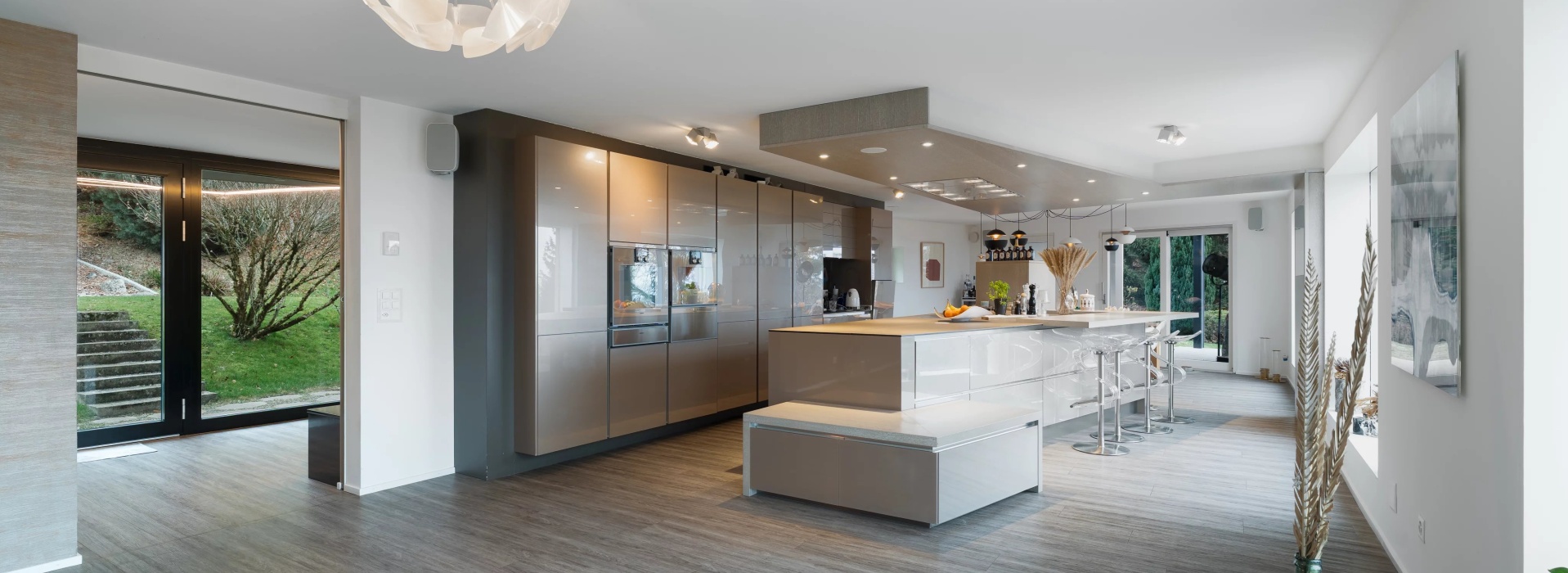 Propriété moderne avec piscine et vue dégagée sur le lac image