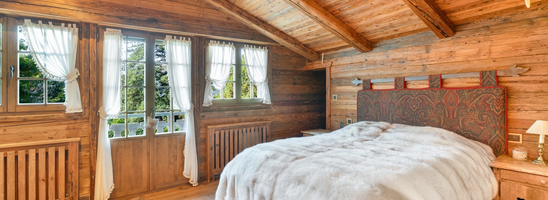 Exceptional Chalet Just Steps from the Crans-Montana Golf Course image
