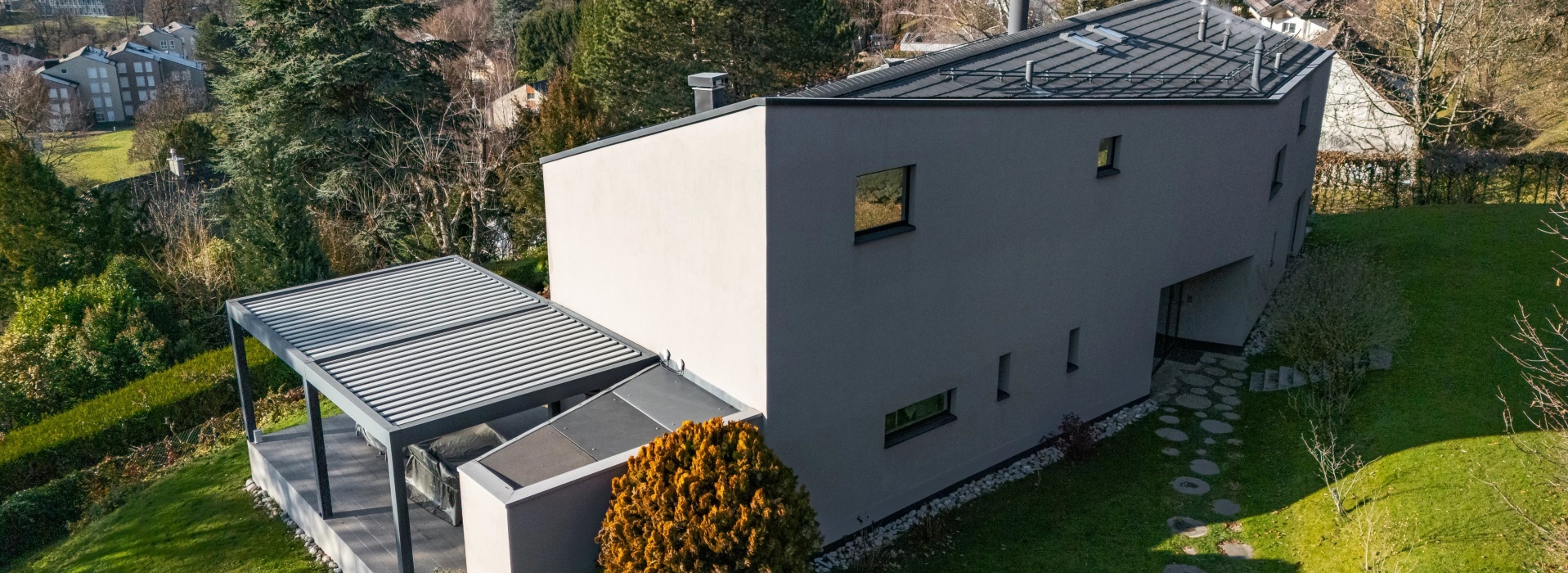Propriété moderne avec piscine et vue dégagée sur le lac image