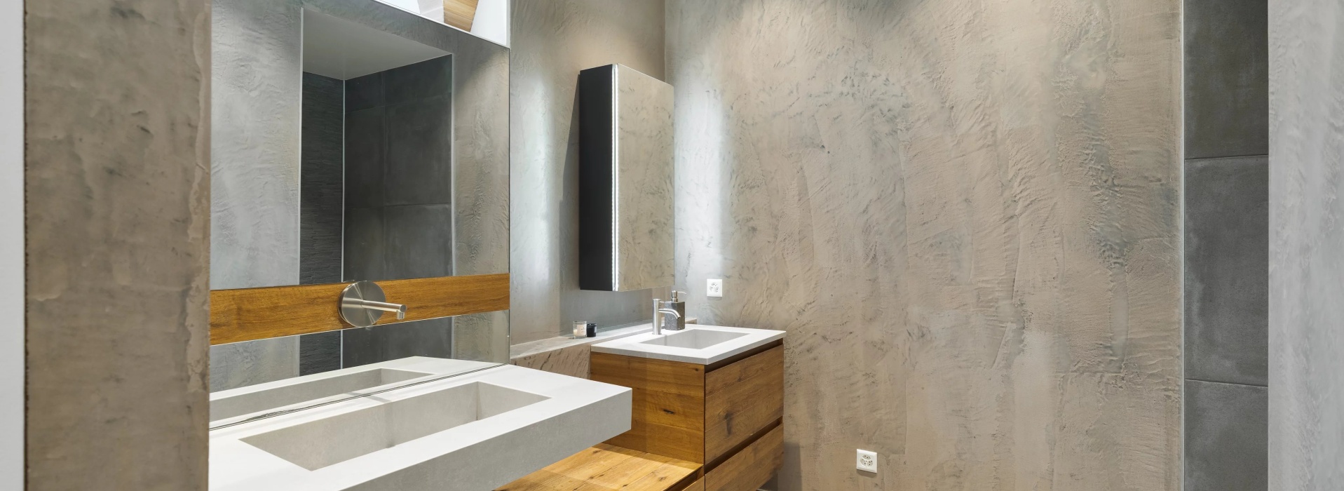 Propriété moderne avec piscine et vue dégagée sur le lac image