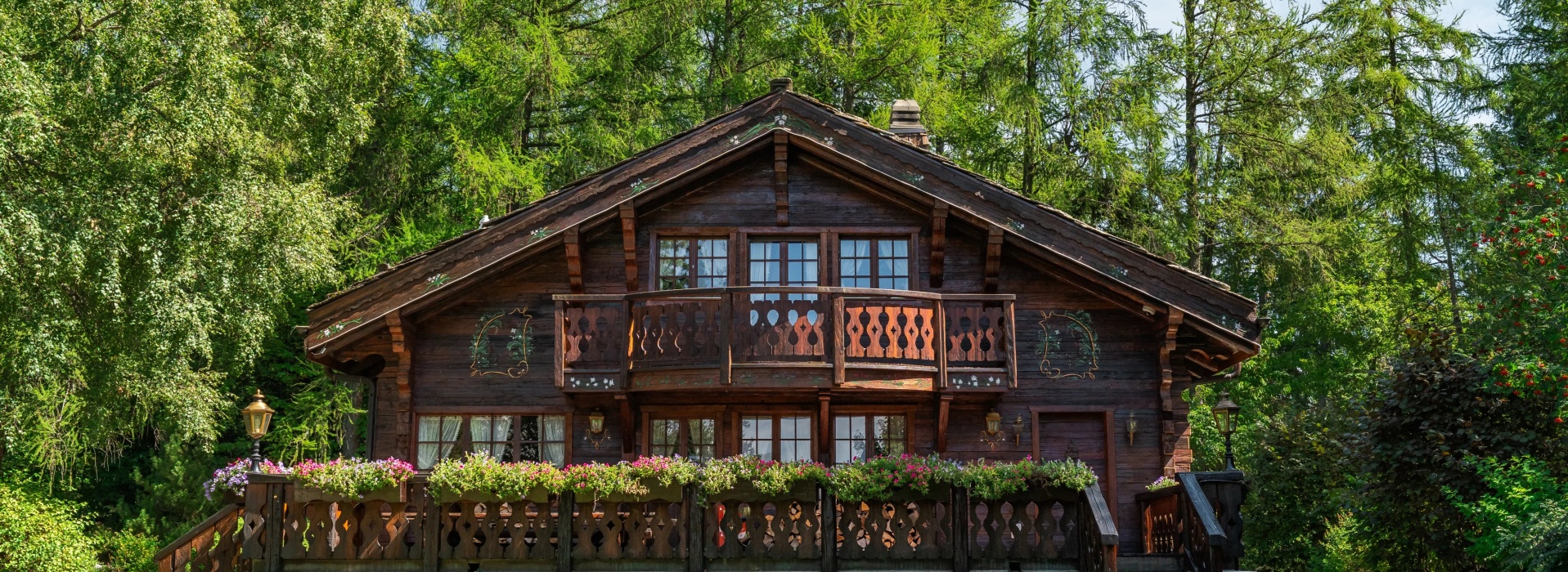 Exceptional Chalet Just Steps from the Crans-Montana Golf Course image