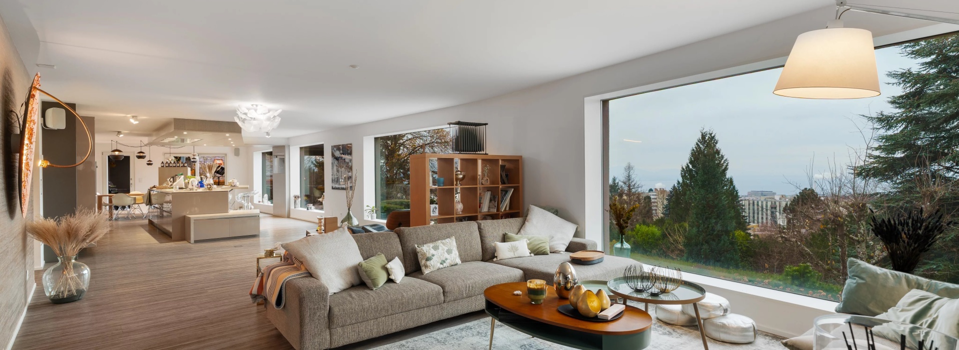 Propriété moderne avec piscine et vue dégagée sur le lac image