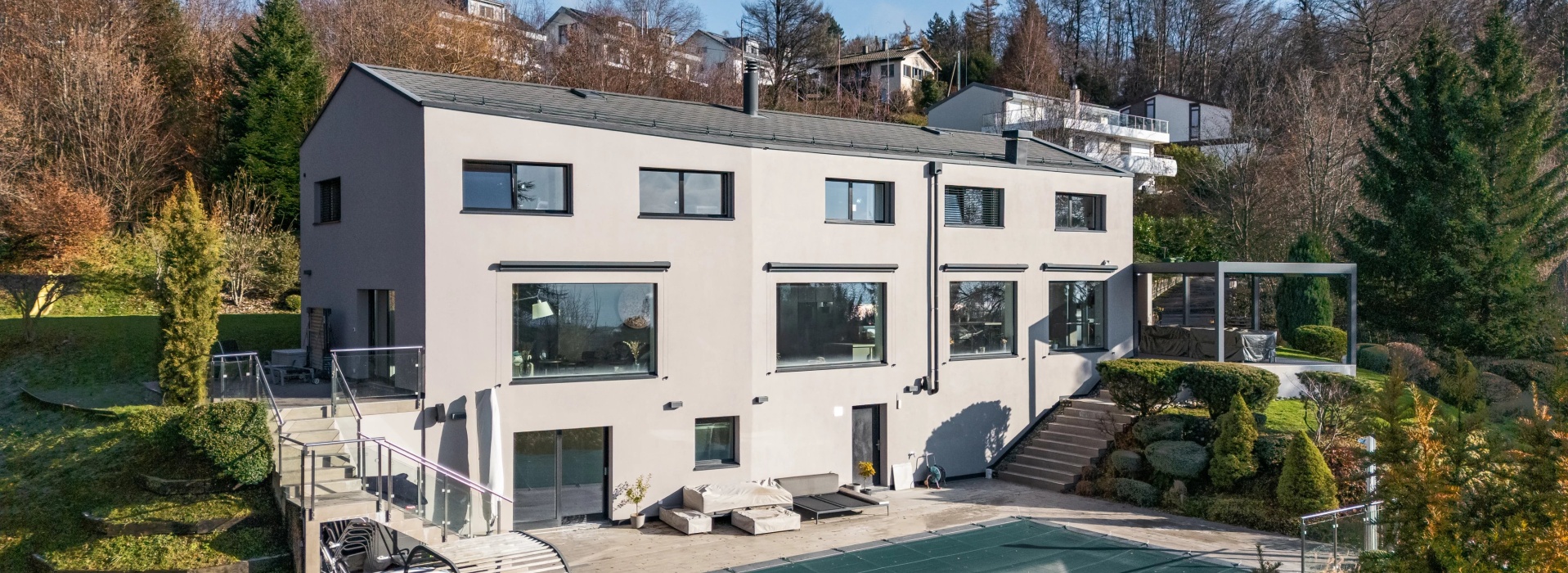 Propriété moderne avec piscine et vue dégagée sur le lac image