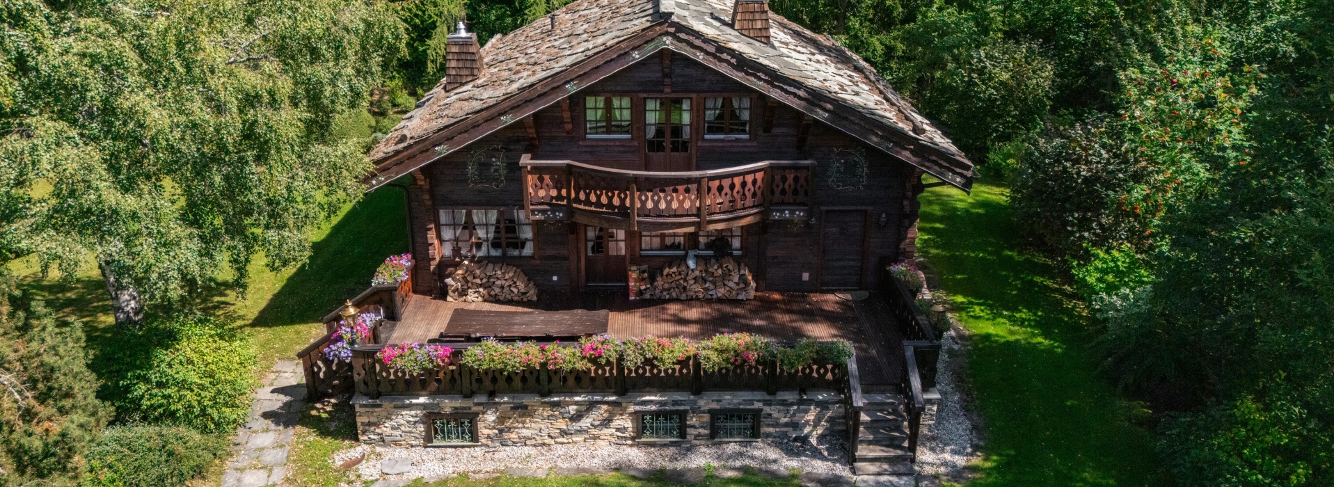Exceptional Chalet Just Steps from the Crans-Montana Golf Course image